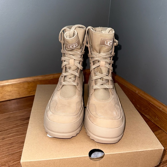 UGG Women’s The UGG Lug Lace-Up Platform Boots in SAND 5 - Picture 3 of 12
